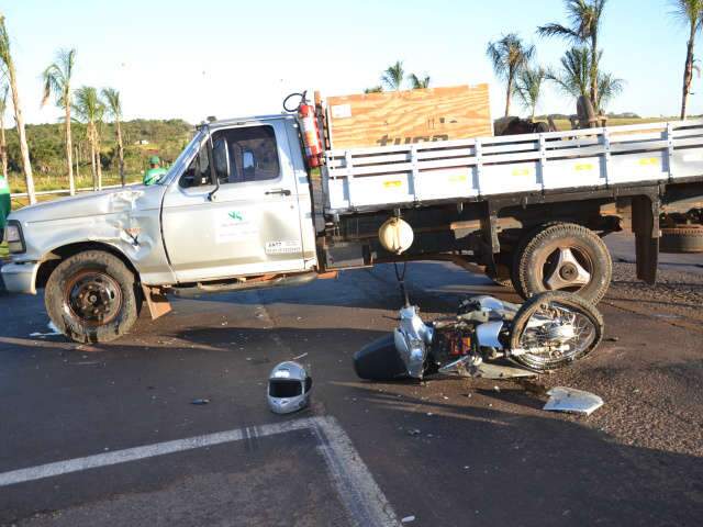  Rapaz quebra bra&ccedil;os em acidente na L&uacute;dio Coelho com a BR-262
