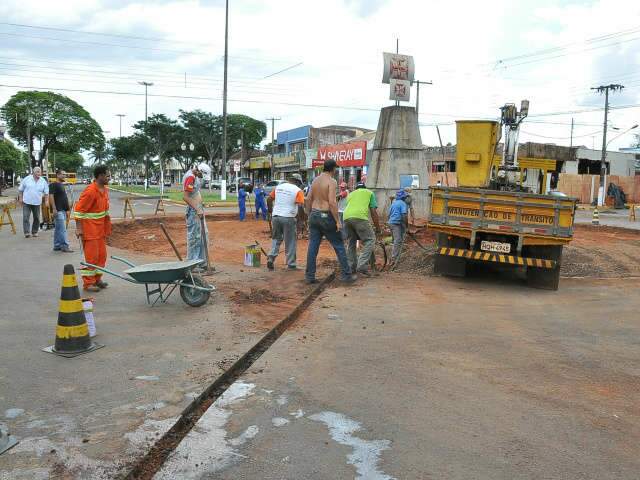  Retirada &uacute;ltima das tr&ecirc;s rotat&oacute;rias na &aacute;rea central de Dourados 