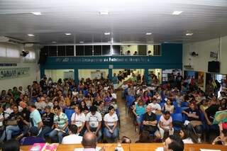 Professores em greve fazem assembleia para discutir a nova proposta do município (Foto: Fernando Antunes/Arquivo)
