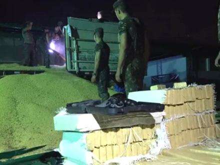 Ex&eacute;rcito apreende maconha e armas escondidos em carga de soja