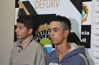 Jhonatan Felipe Araújo de Souza, 19 anos , e Elber Amâncio Alvez, 18, são suspeitos de participar de uma quadrilha responsável por roubos (Foto: Marcelo Calazans)