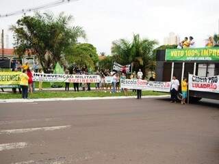 Manifestantes usaram faixas e cartazes, além do trio elétrico para realizar o protesto (Foto: Paulo Francis)