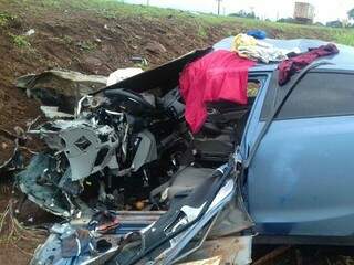 Com o impacto, veículo ficou destruído (Foto: Maikon Junior / Rio Brilhante em Tempo Real)
