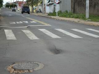 Asfalto tem ondulações e buraco no cruzamento com a Brasilândia.(Foto: Paula Vitorino)