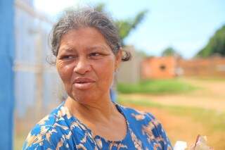 A dona de casa Maria Helena Martins reclama da falta de bom senso da população, que joga lixo próximo a escola. (Foto:Fernando Antunes)