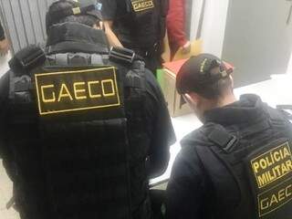 Agentes do Gaeco vasculham documentos na prefeitura de Paranhos (Foto: Divulgação/MPMS)
