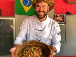 Chef Paulo Machado mostra macarrão de comitiva (Foto: Facebook/Reprodução)