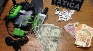 Dinheiro e as trouxinhas encontradas no carro do acusado ( Foto: Diário Corumbaense) 