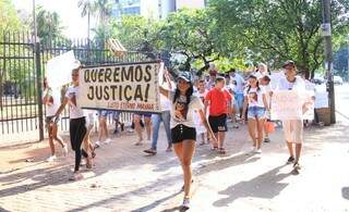Protesto teve a participação de familiares e amigos de Mayara (Foto: Marina Pacheco)