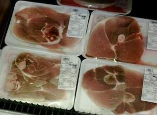 Carnes estavam esverdeadas, o que indica risco para o consumo (Foto: Repórter News)