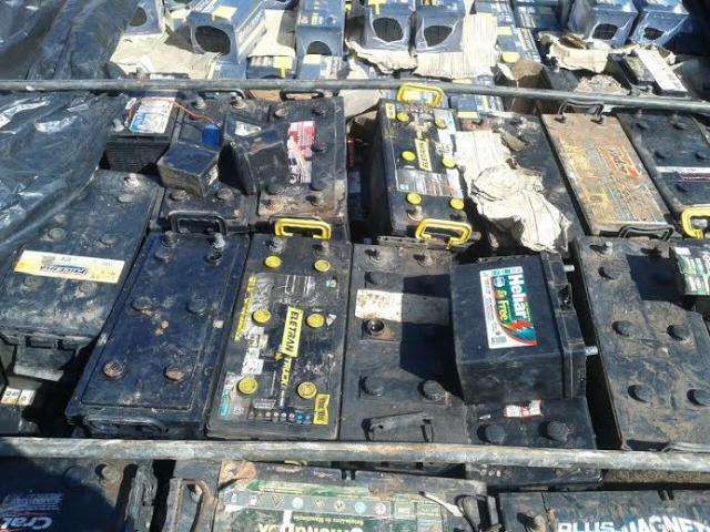 Caminh&atilde;o carregado irregularmente com 553 baterias de ve&iacute;culos &eacute; apreendido