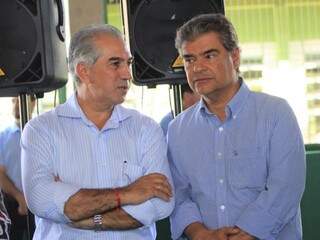 Governador Reinaldo Azambuja (PSDB) e ex-prefeito Nelsinho Trad (PTB), durante evento (Foto: Marina Pacheco)
