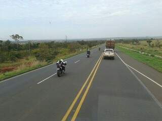 Motociclistas estavam em alta velocidade. (Foto: Repórter News)