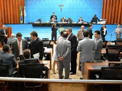 Deputados votam projetos sobre normas em exames e o que altera regimento