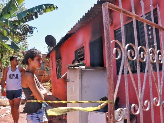 M&atilde;e salva filhos de inc&ecirc;ndio que destruiu casa no Colibri