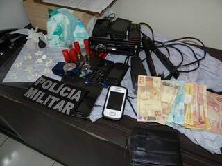 Dinheiro, celulares e papelotes de drogas encontrados em fralda descartável (Foto: Osvaldo Duarte)