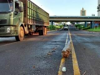 Pedaço de concreto foi parar no meio da Avenida Ceará (Foto: Direto das Ruas) 
