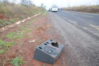 Caixa de som de soltou e atingiu um Fiat Palio, que seguia na rodovia (Foto: Paulo Francis)