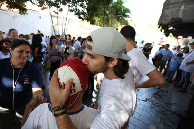 Munhoz e Mariano fazem a festa em escola e lan&ccedil;am desafio da pa&ccedil;oca 