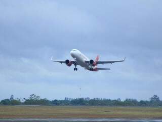 Avião no Aeroporto Internacional de Campo Grande. (Foto: Marina Pacheco)