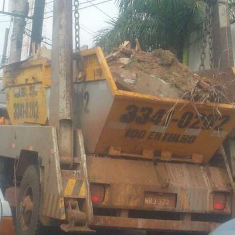 Leitor flagra ca&ccedil;amba transportando entulho sem capa de prote&ccedil;&atilde;o 