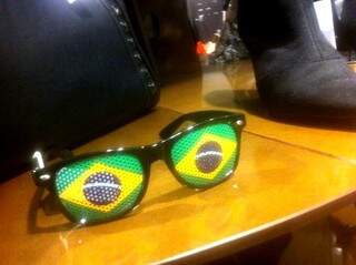 Óculos com a bandeira do Brasil, na Riachuelo, por R$ 49,90.