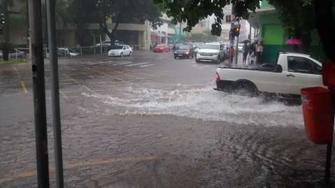 Chuva forte alaga vários pontos da Capital