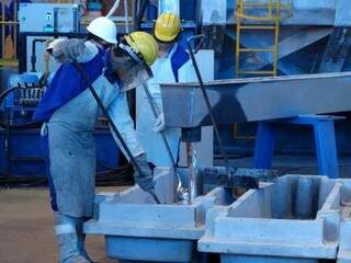 Trabalhador em atividade na fábrica Latasa. (Foto: Divulgação).