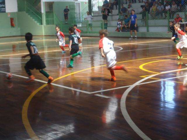 Goleada de 9 a 1 marca rodada da Copa Pelezinho de futsal