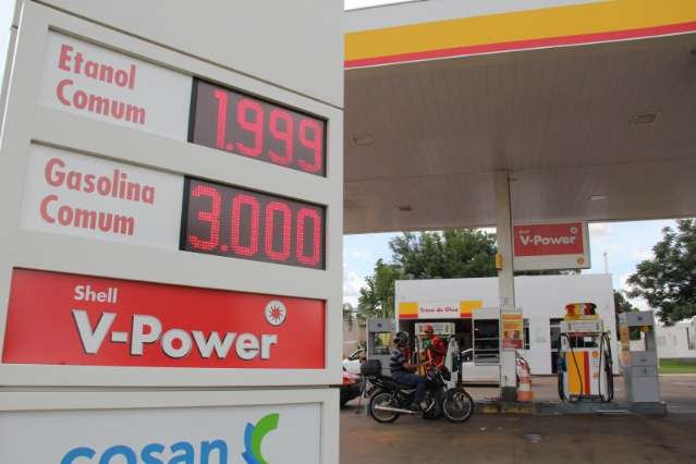 Consumidor tem fila e via-cr&uacute;cis para aproveitar gasolina mais barata