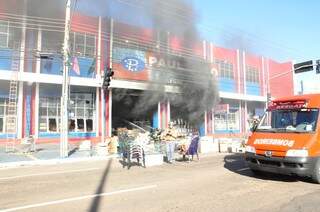 Bombeiros combatem incêndio em loja na Costa e Silva, que tumultou trânsito na região. (Foto: Luciano Muta)
