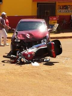 O carro atingiu a motociclista em conversão brusca a avenida.(Foto:Repórter News)