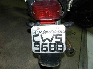 Pastor também utilizava moto com placa adulterada para trafegar pela cidade. (Foto: Rádio Caçula)