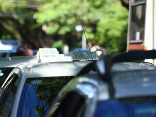 Carros estacionados em ponto de táxi na região central da cidade (Foto: André Bittar/Arquivo)