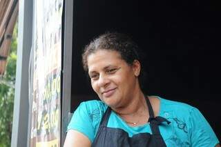 Silene, em frente à pizzaria onde trabalha, no centro da cidade. &quot;Tive que reagir após traição&quot;. (Foto: Paulo Francis) 