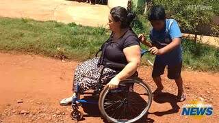 &ldquo;A gente tamb&eacute;m &eacute; ser humano&rdquo;, desabafa cadeirante que sofre em rua sem asfalto