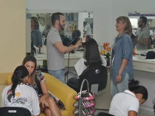 Maristela (de camisa jeans) conversa com um dos cabeleireiros da Morena Mulher.
