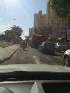 A carreta em horário fora do permitido, em uma das avenidas de maior movimento da Capital.(Foto:Repórter News) 