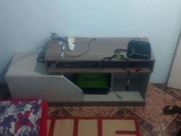 Dupla armada invade casa, faz ref&eacute;ns e foge &agrave; p&eacute; com dinheiro e objetos