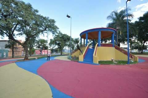 Praças ganham colorido com frente de obras de revitalização de espaços púlbicos
