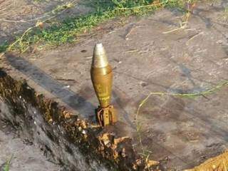 Pol&iacute;cia acha granada militar em cal&ccedil;ada e aciona esquadr&atilde;o antibombas