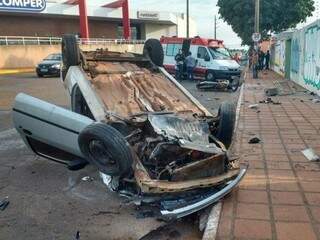 Após o acidente, o veículo capotou. (Foto: Simão Nogueira) 