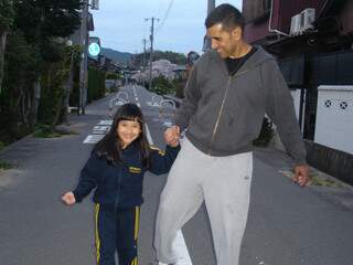 Charles e filha Bruna, ainda no Japão. (Arquivo pessoal)
