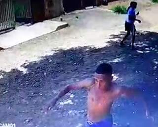 Detento do semiaberto &eacute; flagrado fugindo de PM em rua de terra