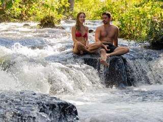 Casal em cachoeira do Rio Verde.