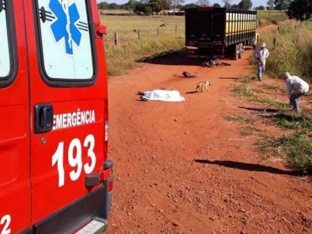 Motociclista morre ap&oacute;s ser atingido por caminh&atilde;o boiadeiro 