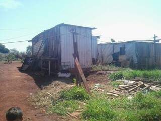 Moradores reclamam que prefeitura autorizou ocupação de área (Foto: Direto das Ruas)