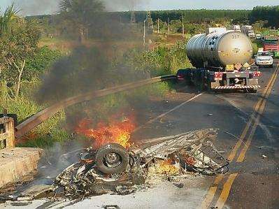 Carro capota, bate em caminh&atilde;o, pega fogo e mata motorista de 29 anos