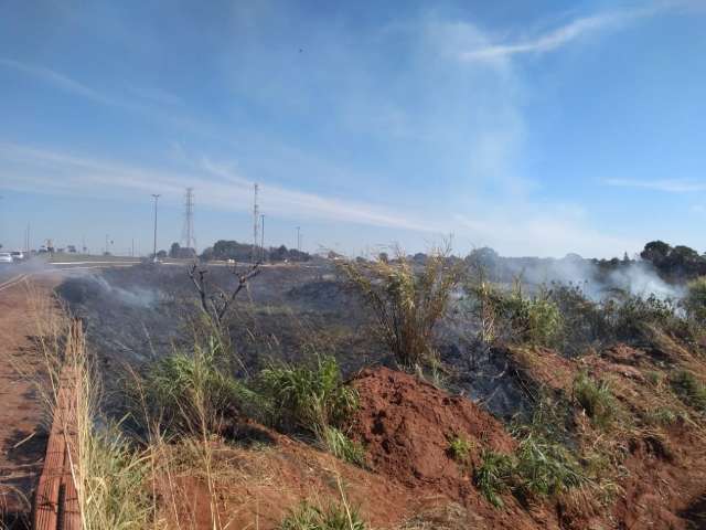 Fogo em terreno &agrave;s margens da 163 causa risco ao tr&acirc;nsito e transtorno