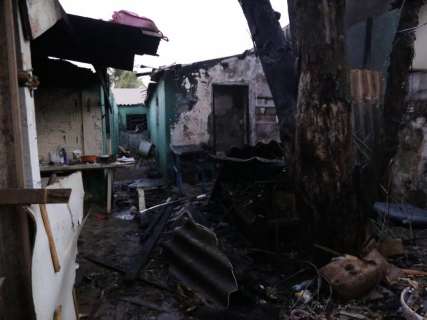 Fogo destrói móveis e cômodo de edícula abandonada no Santo Antônio